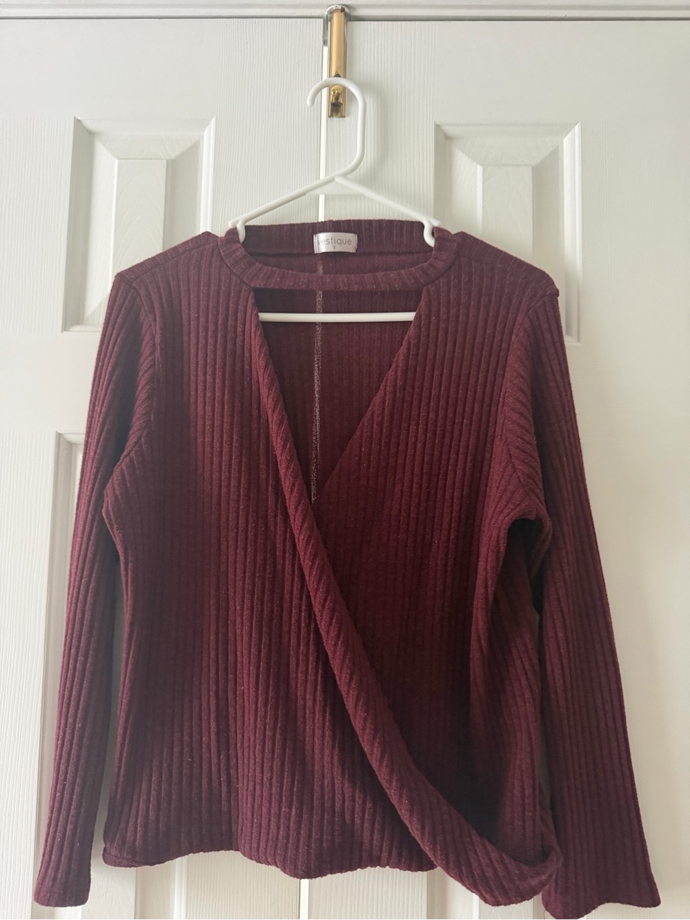 vestique Ribbed Wrap V-Neck Sweater in Burgundy